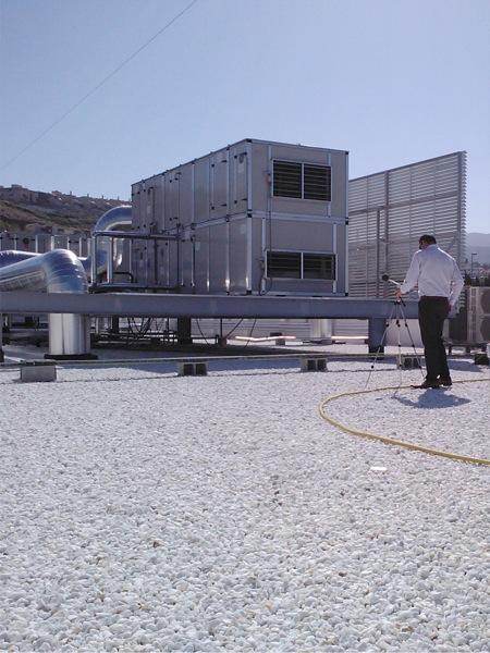 Ingeniero acústico trabajando